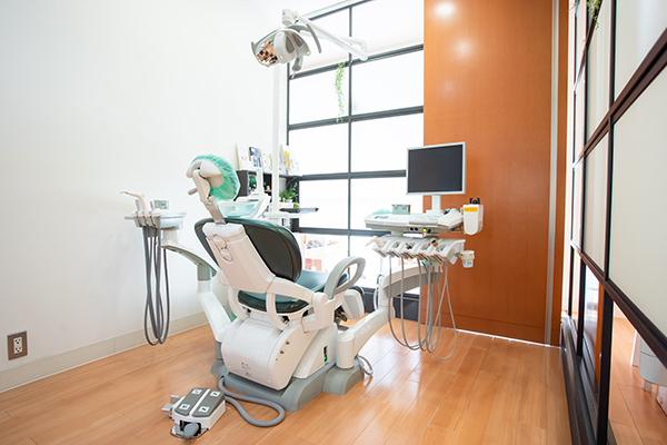 車いす・ベビーカーのまま入れる広い診療室